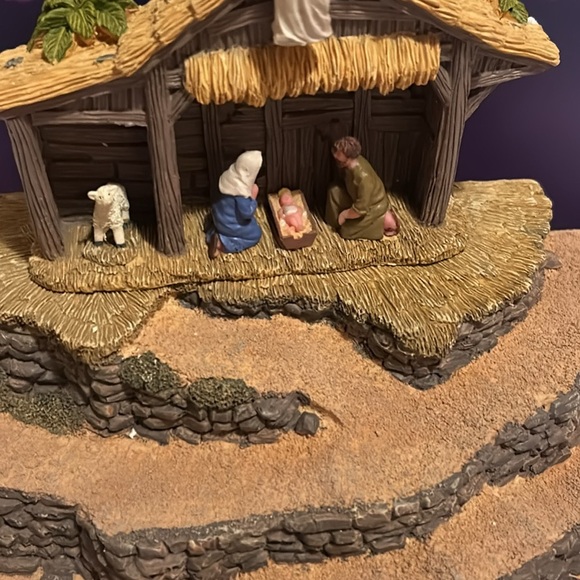 Lemax Nativity Scene with Multicolor Figurines - Picture 2 of 6
